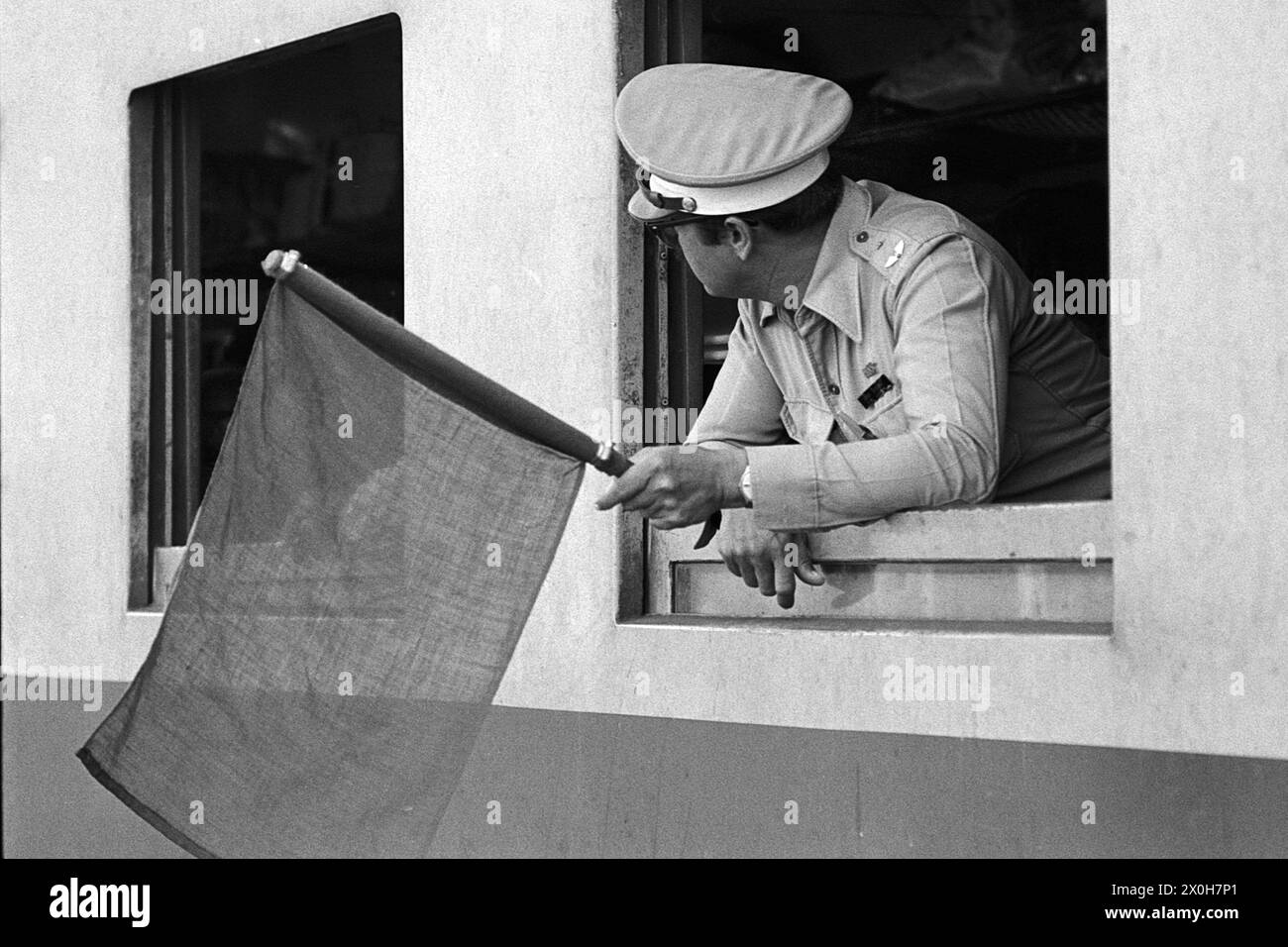 Am Bahnhof Surat Thani in Thailand: Das Insignia der Verantwortung: Uniform und rote Flagge. [Automatisierte Übersetzung] Stockfoto