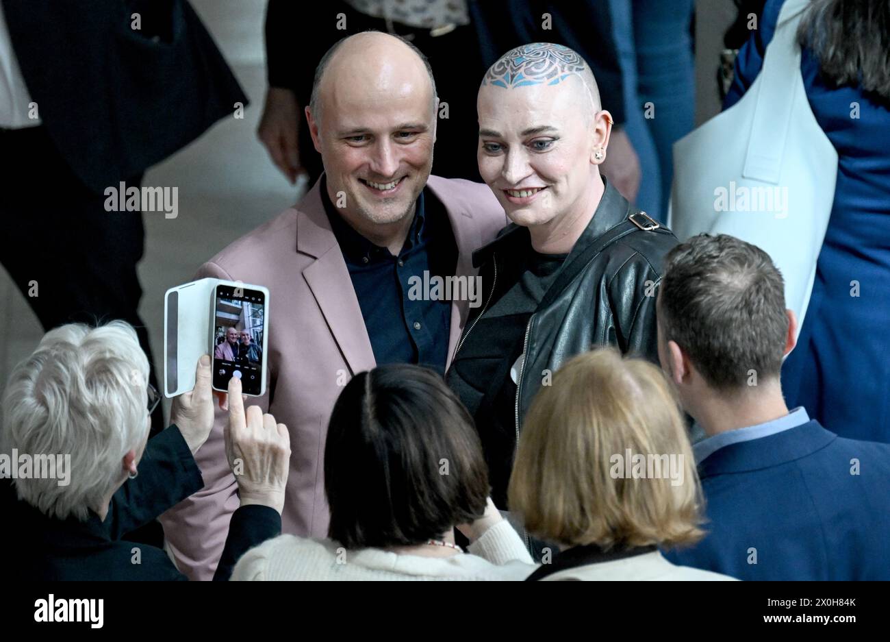 Berlin, Deutschland. April 2024. Tessa Ganserer (Bündnis 90/die Grünen) und Sven Lehmann (Bündnis 90/die Grünen), Parlamentarische Staatssekretärin für Familie, Senioren, Frauen und Jugend, lassen sich am Rande der namentlichen Abstimmung über das Selbstbestimmungsgesetz während der 164. Bundestagssitzung fotografieren. Quelle: Britta Pedersen/dpa/Alamy Live News Stockfoto