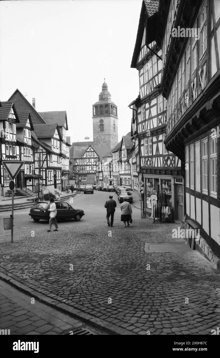 Blick entlang einer Einkaufsstraße auf die St. Cruzius Church [automatisierte Übersetzung] Stockfoto