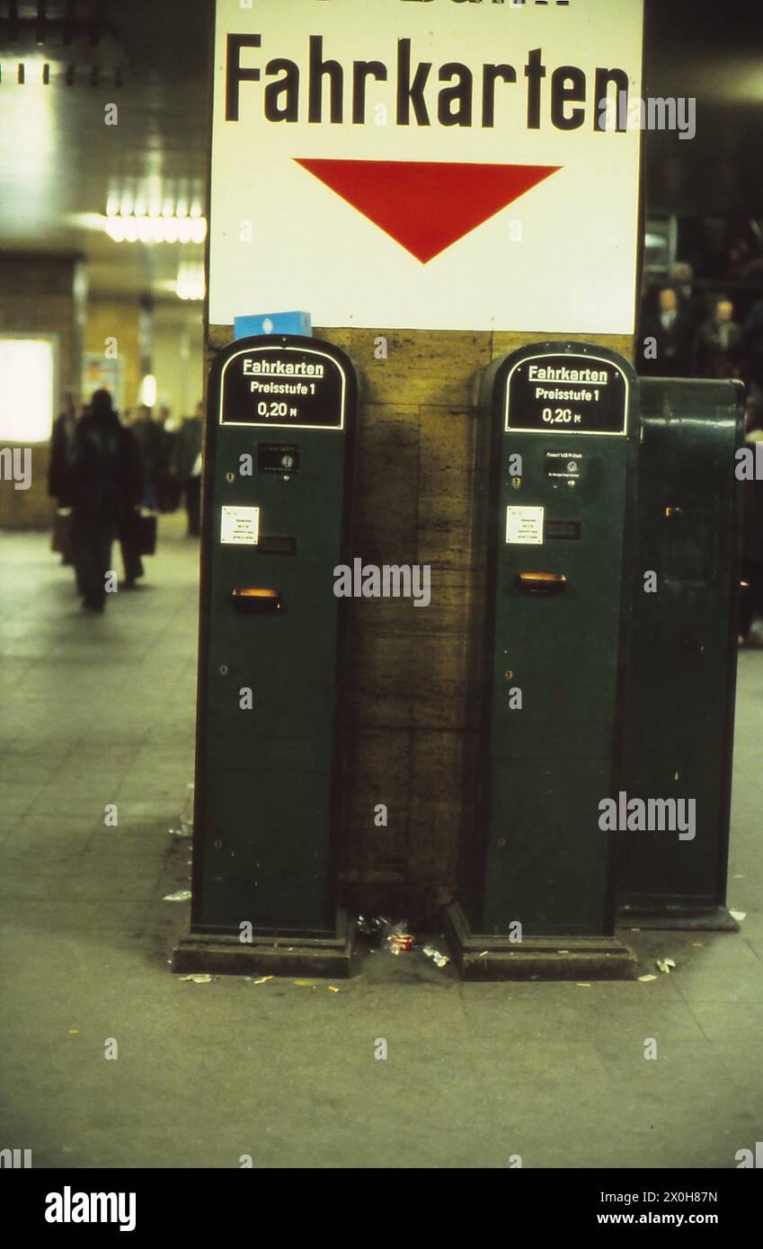 Die Inschrift 0,20 M weist darauf hin, dass die Fahrkarte in Ost-Berlin ausgestellt wurde. Du hast 20 Pfennig eingezahlt und hast ein richtiges Zugticket bekommen. [Automatisierte Übersetzung] Stockfoto