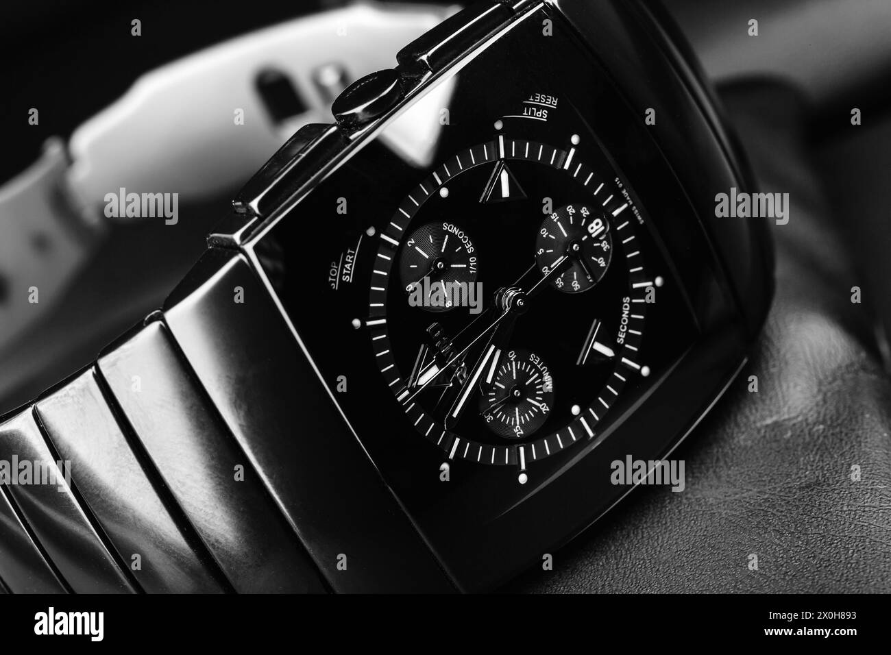 Lengnau, Schweiz - 18. Juni 2015: Rado Sintra Chrono, Herrenchronographenuhr aus Hightech-Keramik mit Saphirglas, Nahaufnahme mit s Stockfoto