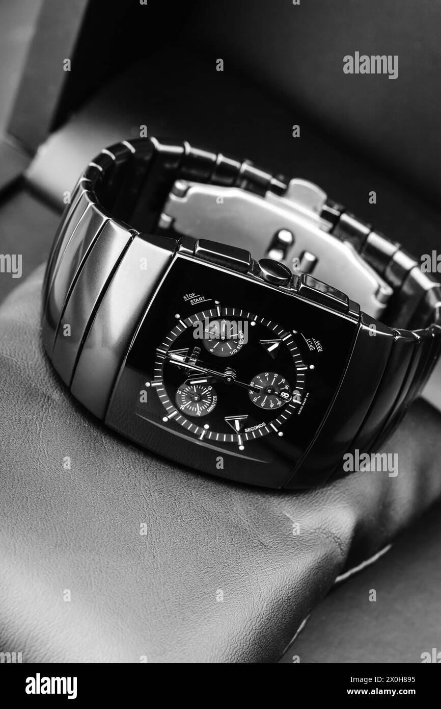 Lengnau, Schweiz - 18. Juni 2015: Rado Sintra Chrono, Herrenchronographenuhr aus Hightech-Keramik mit Saphirglas, vertikales Foto mit s Stockfoto
