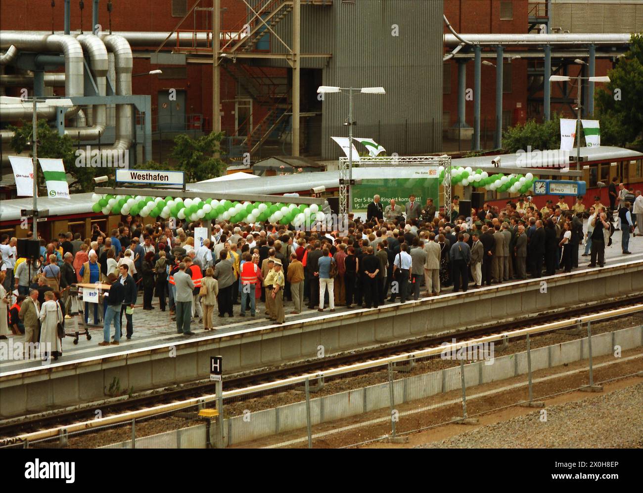 Die Ringbahn war seit 8,1961 getrennt und am 6,2002 wieder vereint. Ein unglaublich belebender Moment [automatisierte Übersetzung] Stockfoto