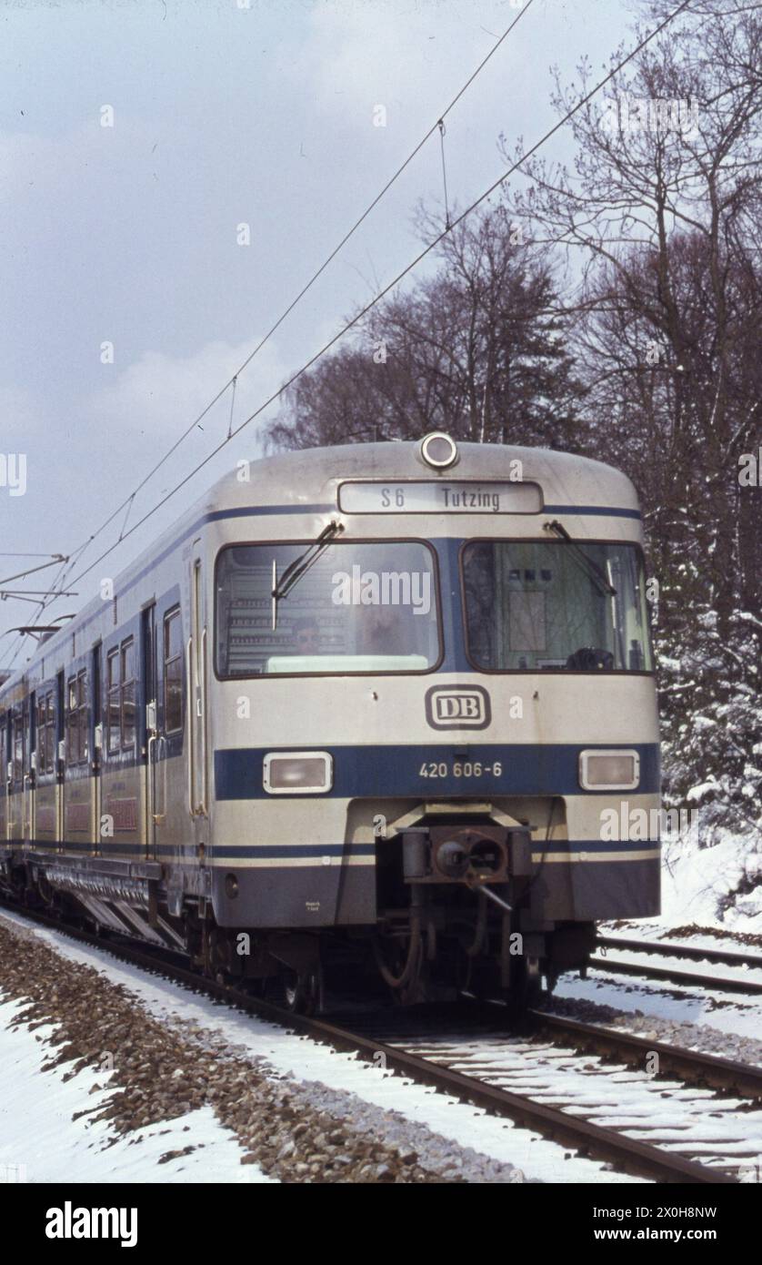 Der S6-Zug hat gerade Gauting in Richtung Tutzing verlassen. Stockfoto