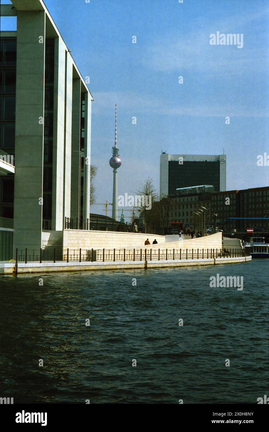 Wenn Sie das Paul Löbe Haus mit einer kleinen Brücke über die Spree verlängern, erreichen Sie das M. E. Lüders Haus. Aber wenn Sie weiter hinschauen, können Sie das Sommermärchen der Weltmeisterschaft im Fernsehturm sehen [automatisierte Übersetzung] Stockfoto