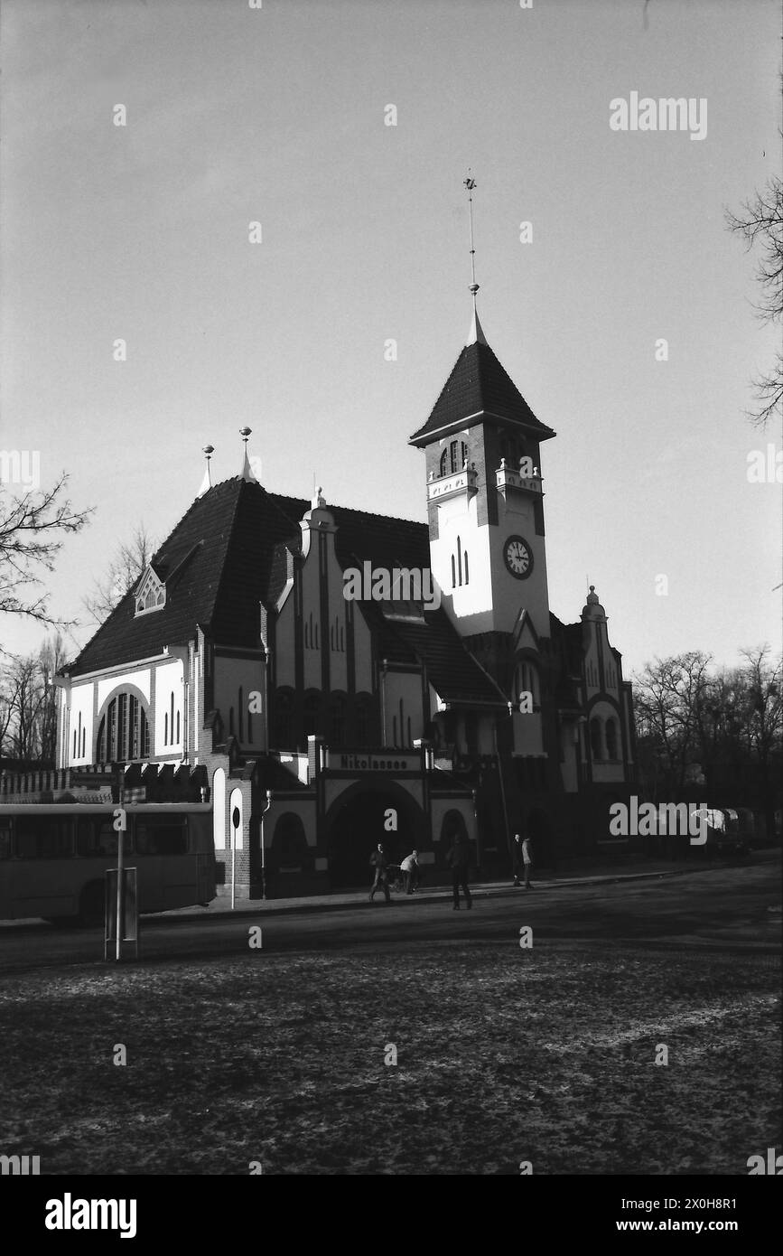 In einer Tour de Force setzte die BVG die Wannseebahn im Winter 84–85 wieder in den Personenverkehr ein. Hier der Bahnhof Nikolassee, diesmal in schwarz-weiß. [Automatisierte Übersetzung] Stockfoto