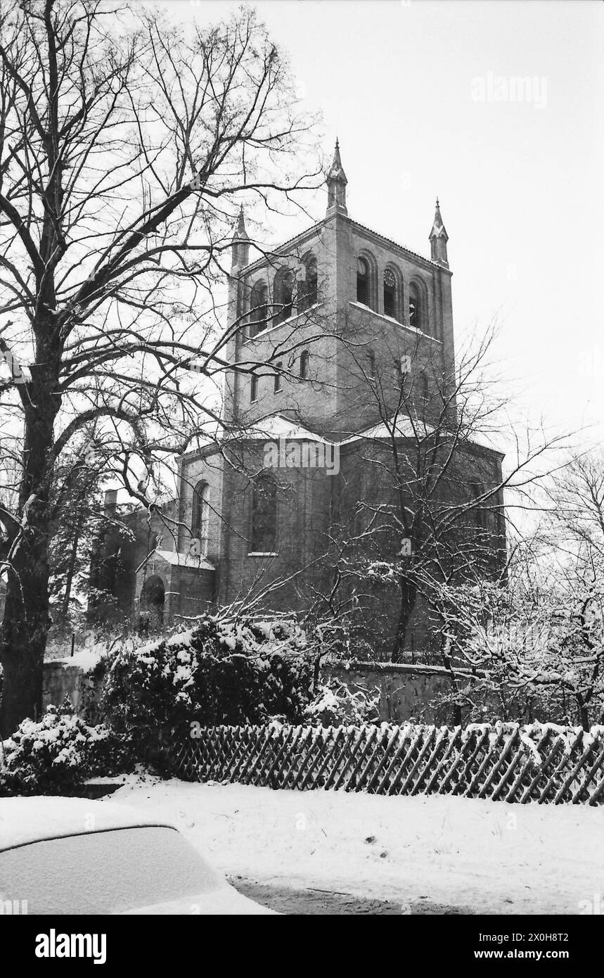 In Berlin gibt es viele Dorfkirchen. Das hier abgebildete ist wahrscheinlich das im Winter am Stölpchensee (Wannsee) [automatisierte Übersetzung] Stockfoto