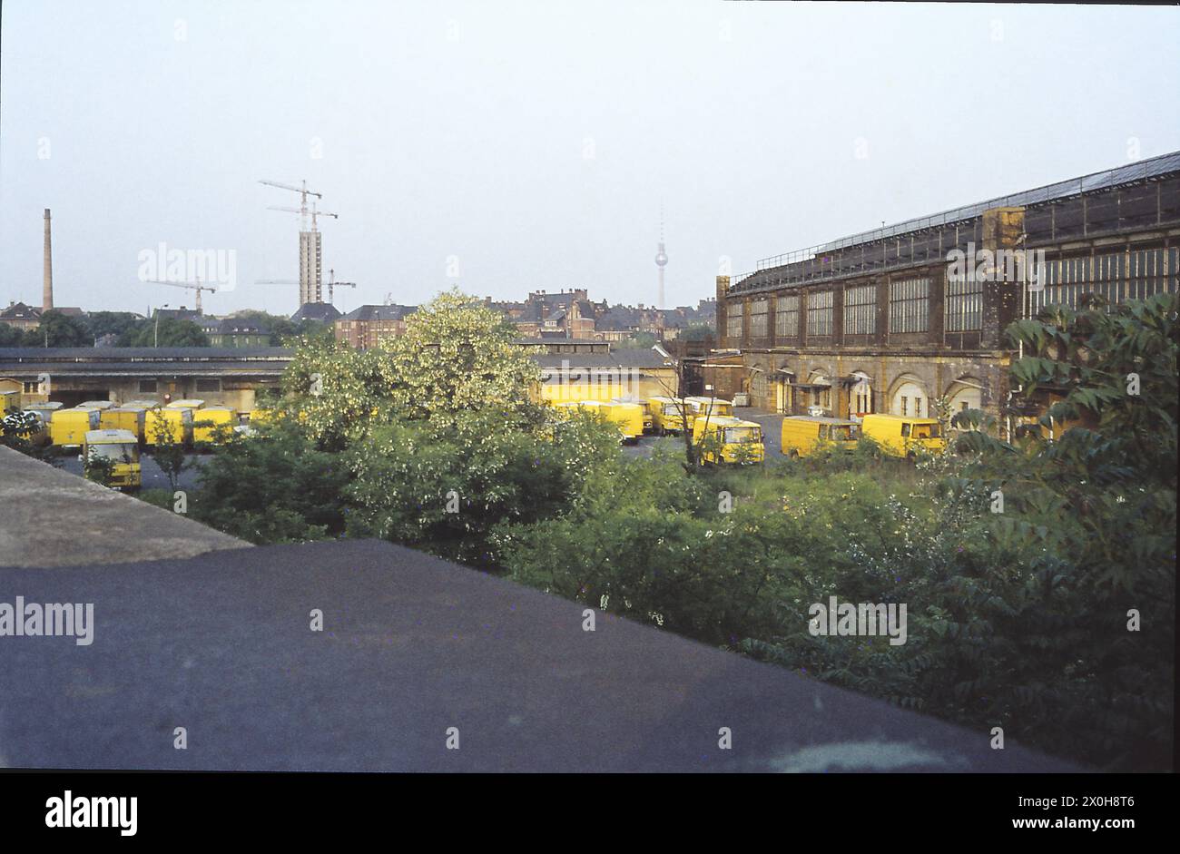 Der Lehrter Stadt-Bahnhof war einer der wenigen Stadtbahnhöfe, die sich noch vor dem Zweiten Weltkrieg in ihrem ursprünglichen Zustand befanden. Sie überquerte den Fernbahnhof Lehrter und war bereits für den Ausbau eines Fernbahnsteigs für die Stadtbahn vorbereitet. Nach dem Abriss des alten Lehrter Fernbahnhofs gab es nur noch Güterverkehr auf der alten Hamburg- und Lehrter-Strecke. Leider wurde nach der Wiedervereinigung der neu renovierte Bahnhof abgerissen, statt wie beim Umbau des neuen Hauptbahnhofs in die moderne Architektur des neuen Hauptbahnhofs integriert zu werden Stockfoto