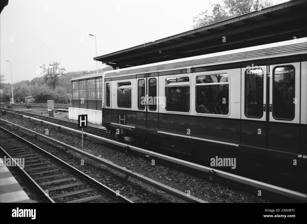 Der erste Halbzug der neuen BVG-S-Bahn Typ 480 wird am Bahnhof Grunewald der Öffentlichkeit vorgestellt. [Automatisierte Übersetzung] Stockfoto