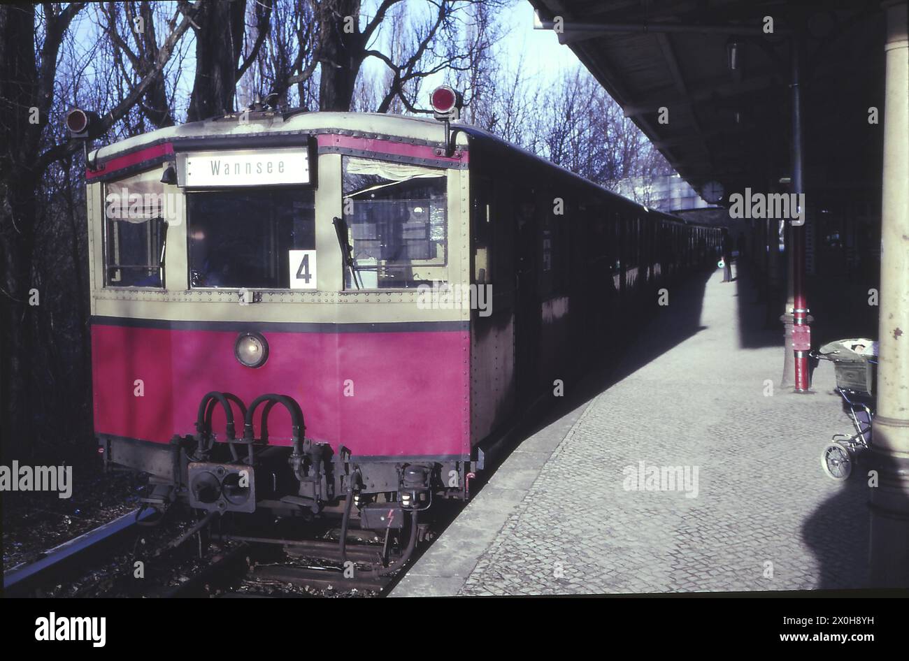 In einer Tour de Force setzte die BVG die Wannseebahn im Winter 84–85 wieder in den Personenverkehr ein. Der Zug fährt am Bahnhof Nikolassee. [Automatisierte Übersetzung] Stockfoto