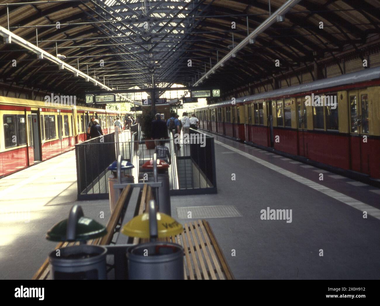 Bald werden nur noch 2 S-Bahnhöfe im Ring in ihrem ursprünglichen renovierten Zustand verbleiben. Der Hackescher Markt ist einer von ihnen. [Automatisierte Übersetzung] Stockfoto