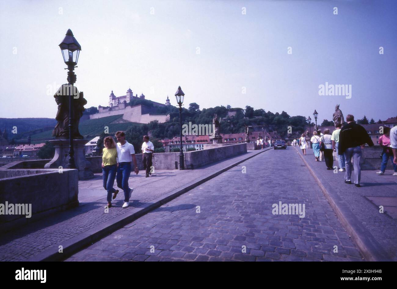Ein Spaziergang durch die Stadt, die Mainbrücke mit dem Schloss im Hintergrund [automatisierte Übersetzung] Stockfoto