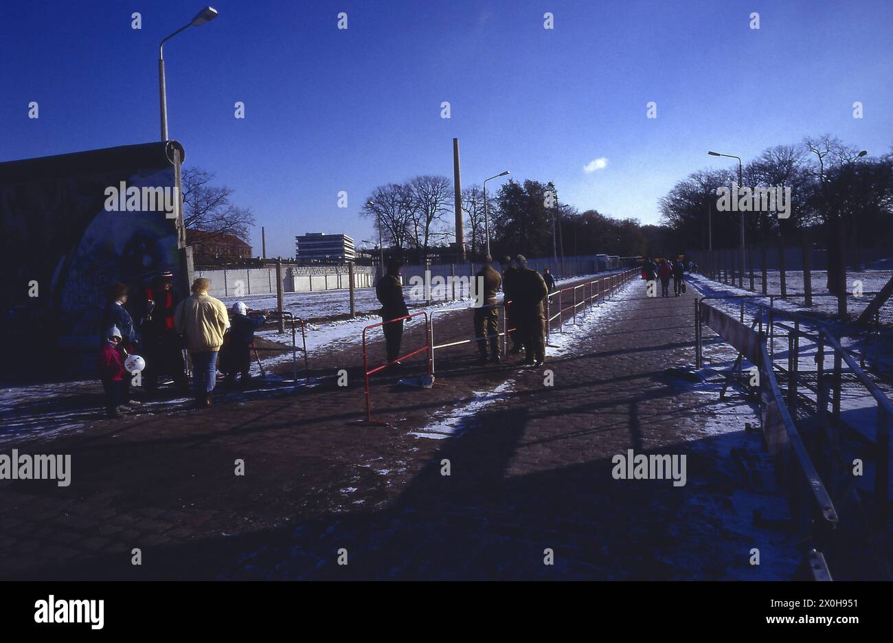 Die Grenze bei Neukölln-Treptow öffnet sich auch vor Weihnachten, vielleicht sogar im November 1989 [automatisierte Übersetzung] Stockfoto