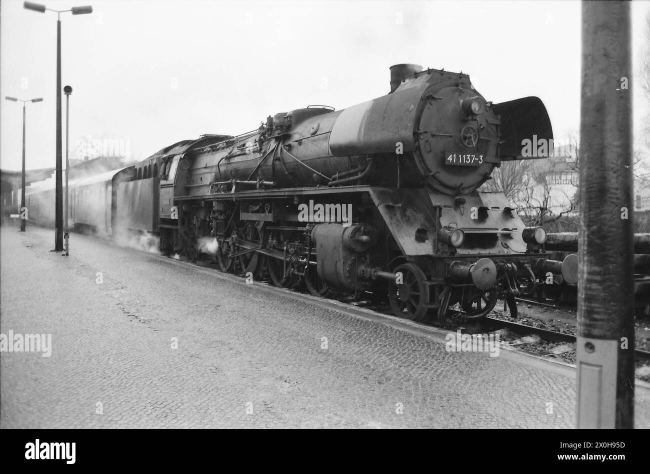 Die 'Pufferkisser' sind froh, dass Dampflokomotiven noch viele Jahre lang einen großen Teil des Eisenbahnverkehrs in der DDR abgewickelt haben. [Automatisierte Übersetzung]“ Stockfoto