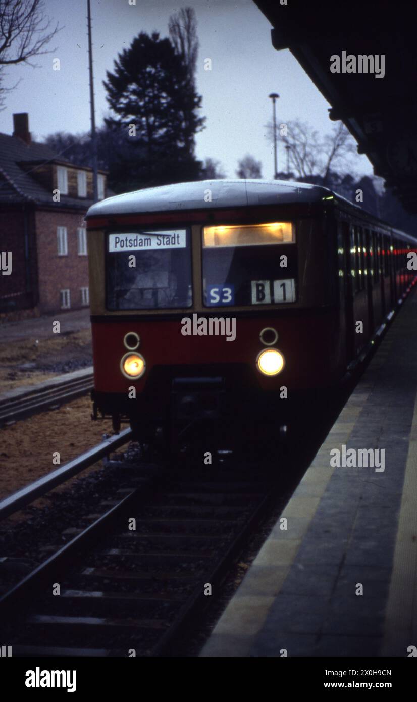 Am 1. April 1992 wurde der elektrische S-Bahn-Verkehr über Wannsee hinaus nach Potsdam - damals Bahnhof Potsdam Stadt und später in Potsdam Hauptbahnhof umbenannt - wieder aufgenommen, weitgehend eingleisig. Der erste Bahnhof nach Wannsee ist Griebnitzsee, der Grenzbahnhof zwischen der DDR und West-Berlin vor der Wiedervereinigung. Nur wer es kennt, kann die alten Anlagen noch finden. [Automatisierte Übersetzung] Stockfoto