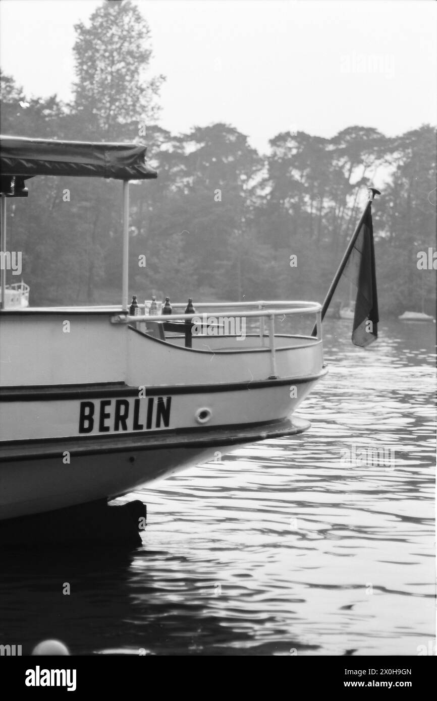 Was wäre Berlin ohne eine Dampfschifffahrt auf Havel, Spree und ihren Seen und Kanälen? Hier das Heck eines älteren Dampfers, das Bier steht noch auf dem Tisch, die Gäste sind bereits ausgestiegen. [Automatisierte Übersetzung] Stockfoto