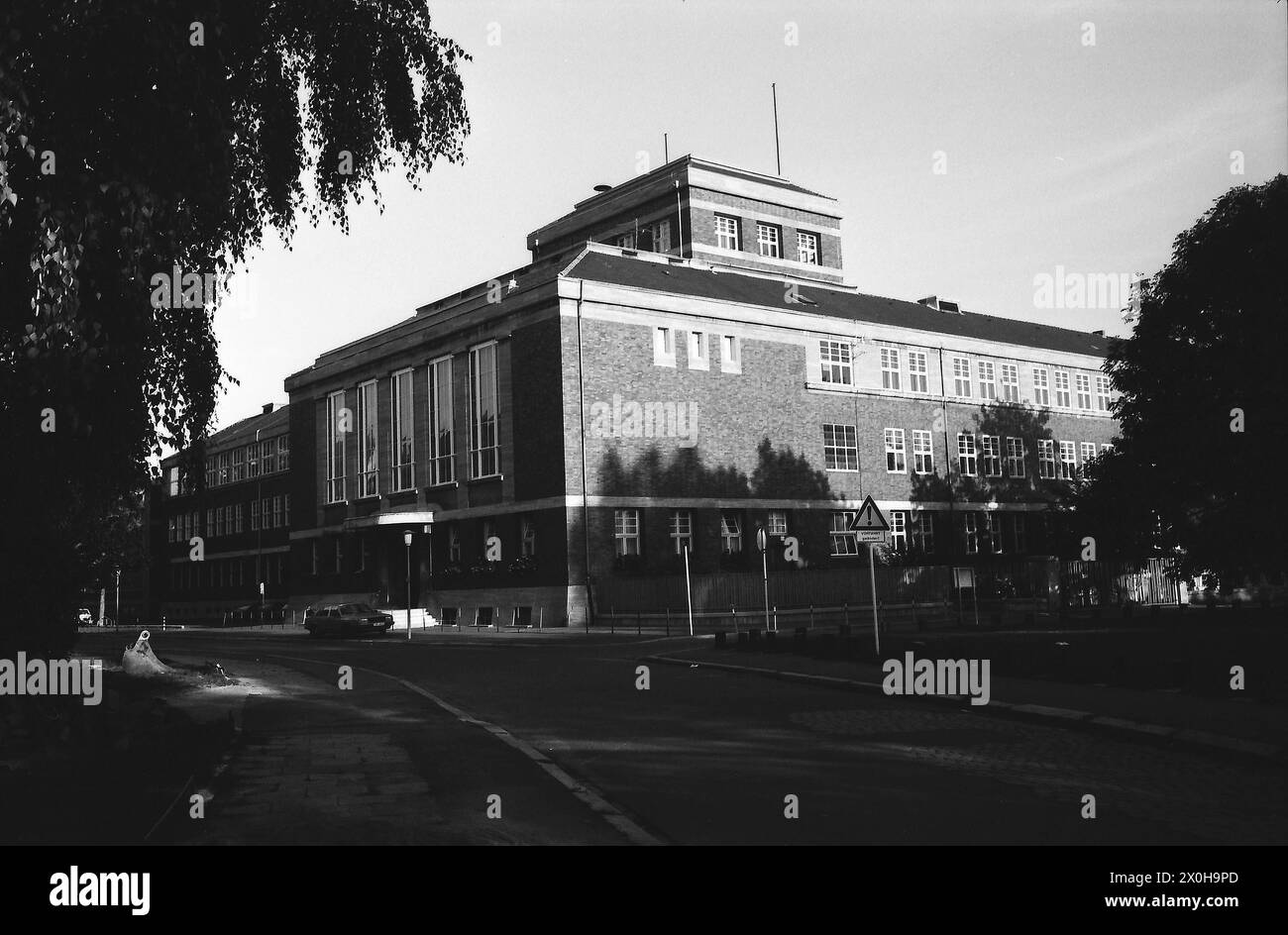 Als ich das Foto machte, kamen ein paar Jungs vorbei. Ich bekam die Nachricht: Er muss das Gebäude von allem fotografieren. Nach der Schule denkt man anders an die Schule zurück. [Automatisierte Übersetzung]“ Stockfoto