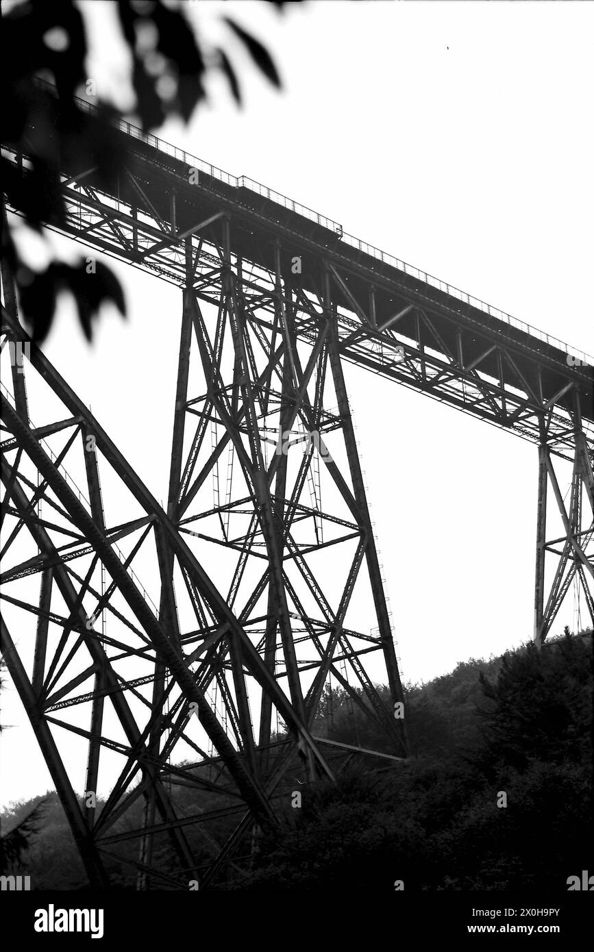Die Brücke machte vor kurzem Schlagzeilen, ab etwa 2010, weil die Instandhaltungsarbeiten mit der Verschlechterung nicht mehr Schritt halten konnten und die Zentralbahn der EZB die Nutzung der Brücke einschränken und teilweise komplett schließen musste. Die Brücke erstreckt sich über die Wupper [automatisierte Übersetzung] Stockfoto