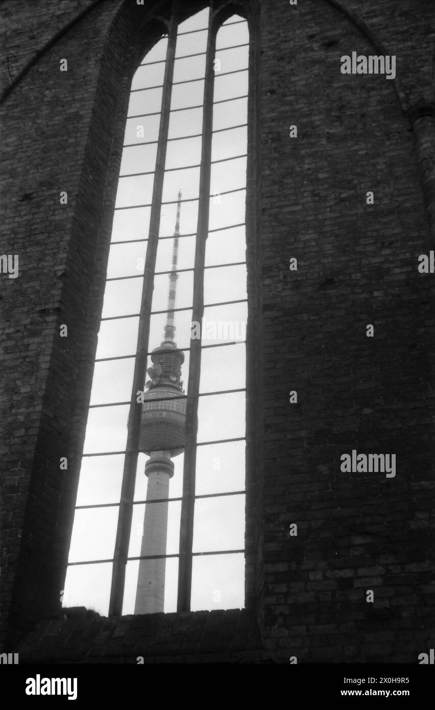 Das Bild zeigt den Ostberliner Fernsehturm aus dem Hohlfenster der Klosterkirche [automatisierte Übersetzung] Stockfoto