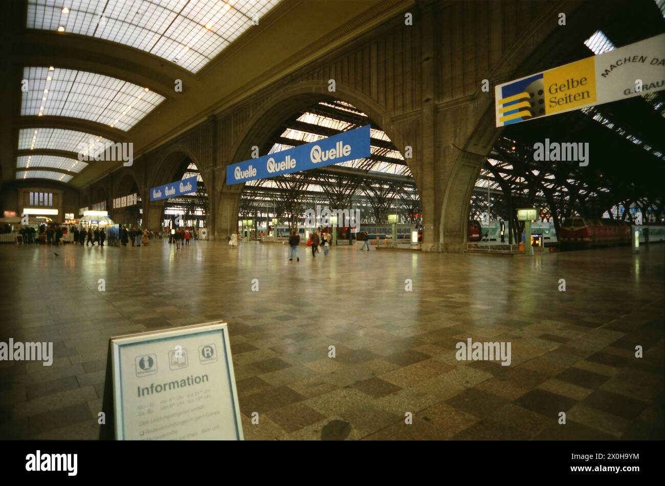 Das Bild zeigt die Querhalle zu den Gleisen [automatisierte Übersetzung] Stockfoto