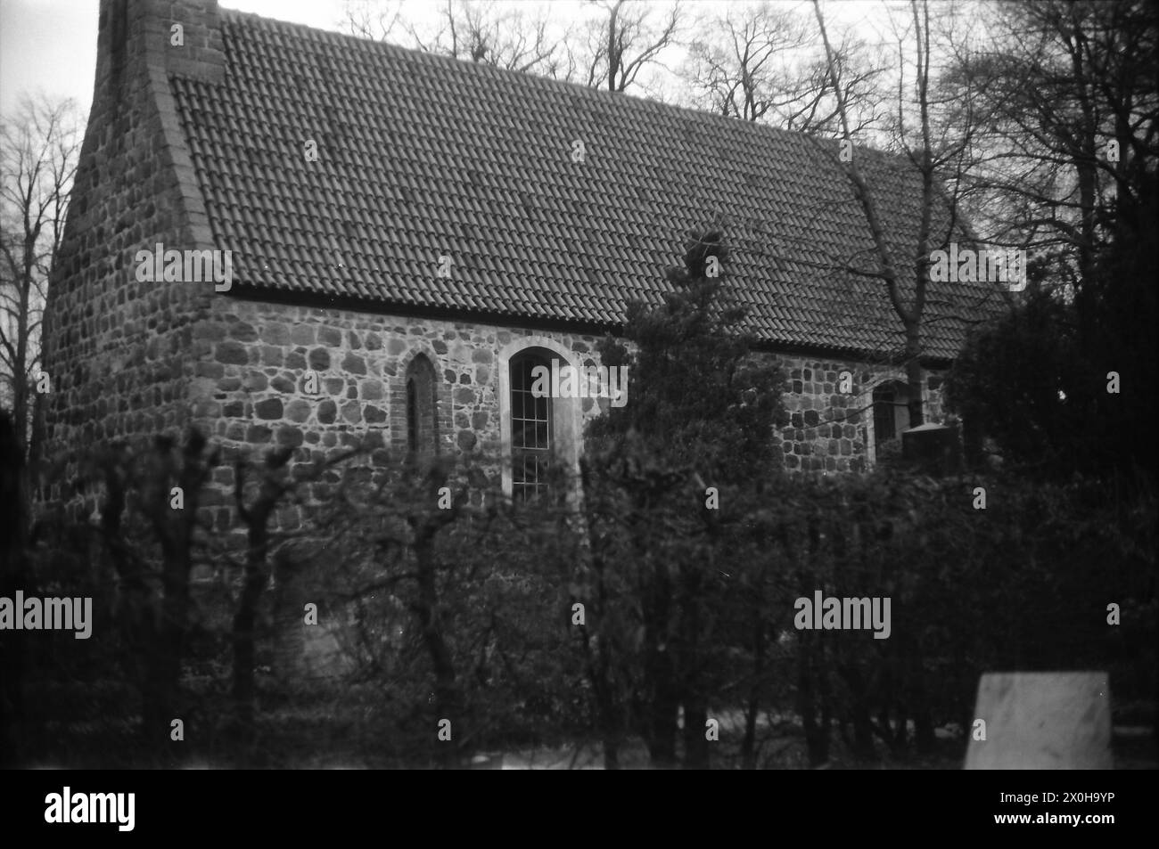 In Berlin gibt es noch unzählige kleine Dorfkirchen, von denen einige sehr alt sind. Die Dorfkirche Giesendorf ist die zweitkleinste und beliebte Hochzeitskirche. Es befindet sich an der Ecke Ostpreussendamm und Osdorfer Straße Stockfoto