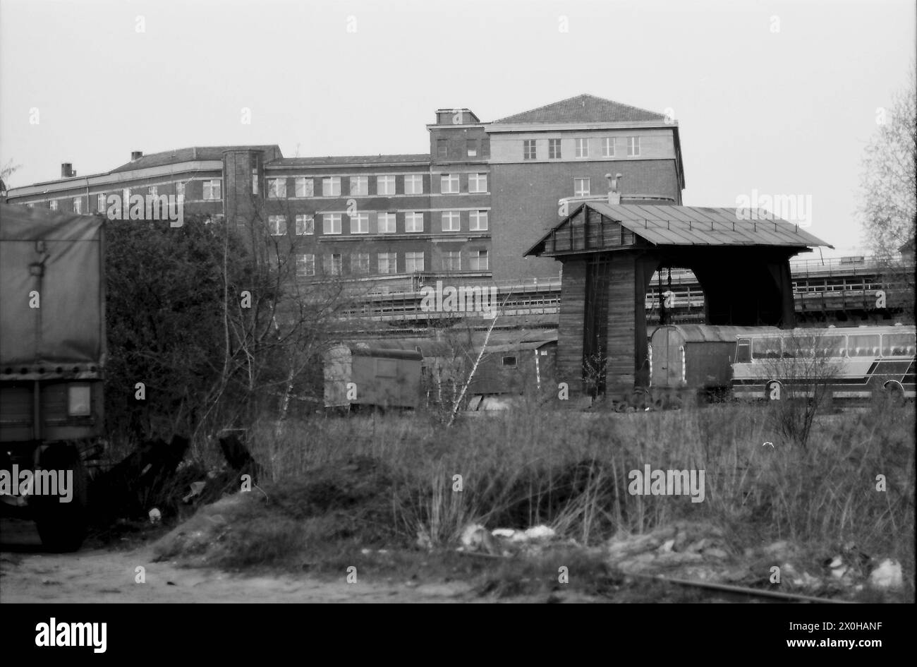 1982 lässt das bewachsene Gelände des Potsdamer Güterbahnhofs kaum erkennen, dass sich 2015 ein öffentlicher Park vom Potsdamer Platz fast bis zum Südkreuz erstrecken wird. Im Hintergrund ist das alte Reichsbahnverwaltungsgebäude zu sehen, in dem zu DDR-Zeiten die Poliklinik für Reichsbahnangestellte und deren Familien in West-Berlin untergebracht war. Dazwischen ist die U-Bahn-Linie Bülowstraße–Gleisdreieck zu sehen. [Automatisierte Übersetzung] Stockfoto