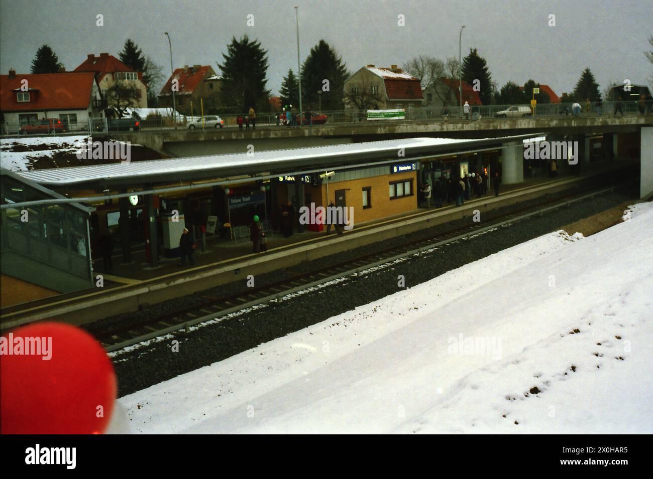 Am 24. Februar 2005 wurde die Strecke über Lichterfelde Süd hinaus bis Teltow Stadt verlängert. Das Bild zeigt den neuen Endbahnhof in Teltow Stadt am Eröffnungstag. Im Gegensatz zur Vergangenheit führte die Strecke bis Teltow außerhalb der Stadt, bis die Mauer errichtet wurde. [Automatisierte Übersetzung] Stockfoto