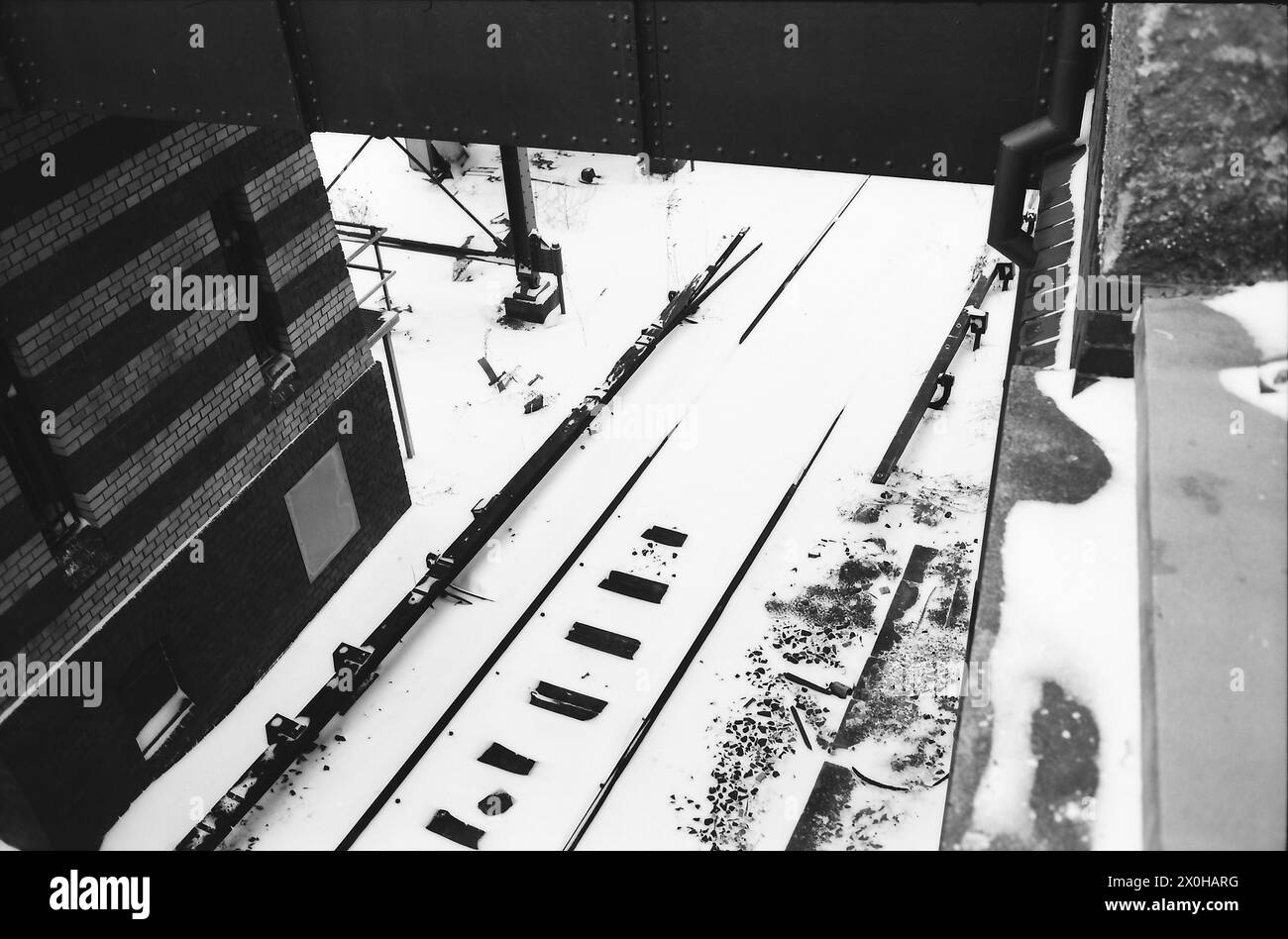 Im eisigen Winter 86/87, zeigt das Bild wahrscheinlich den S-Bahnhof Südende an der noch stillgelegten S-Bahn-Strecke nach Lichterfelde Süd. [Automatisierte Übersetzung] Stockfoto
