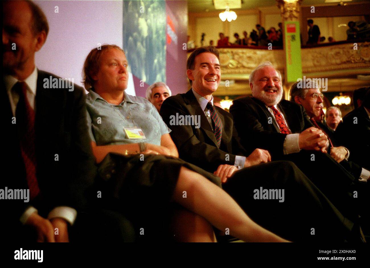 Peter Mandelson auf der Labour Party Conference in Blackpool 1998, als er Tony Blairs Rede mit l-r: Robin Cook, Mo Mowlem hörte. Peter Mandelson, Frank Dobson und Jack Straw Stockfoto