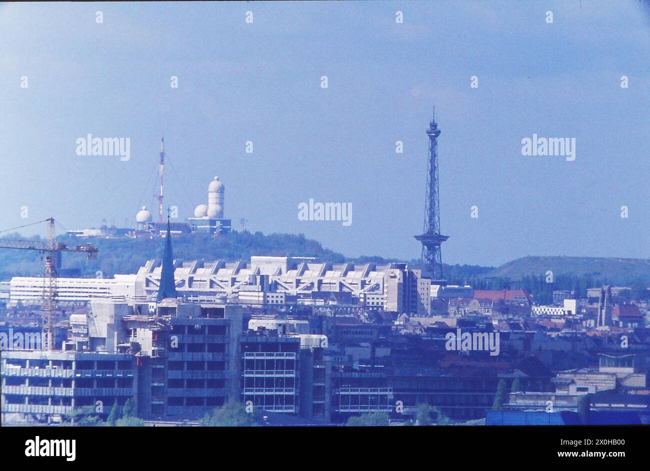 Das Bild zeigt, wahrscheinlich vom Europacenter aus fotographiert, den Funkturm und die Horchfunkstation der Amerikaner auf dem Teufelsberg, einem der Trümmerberge Berlins. Stockfoto