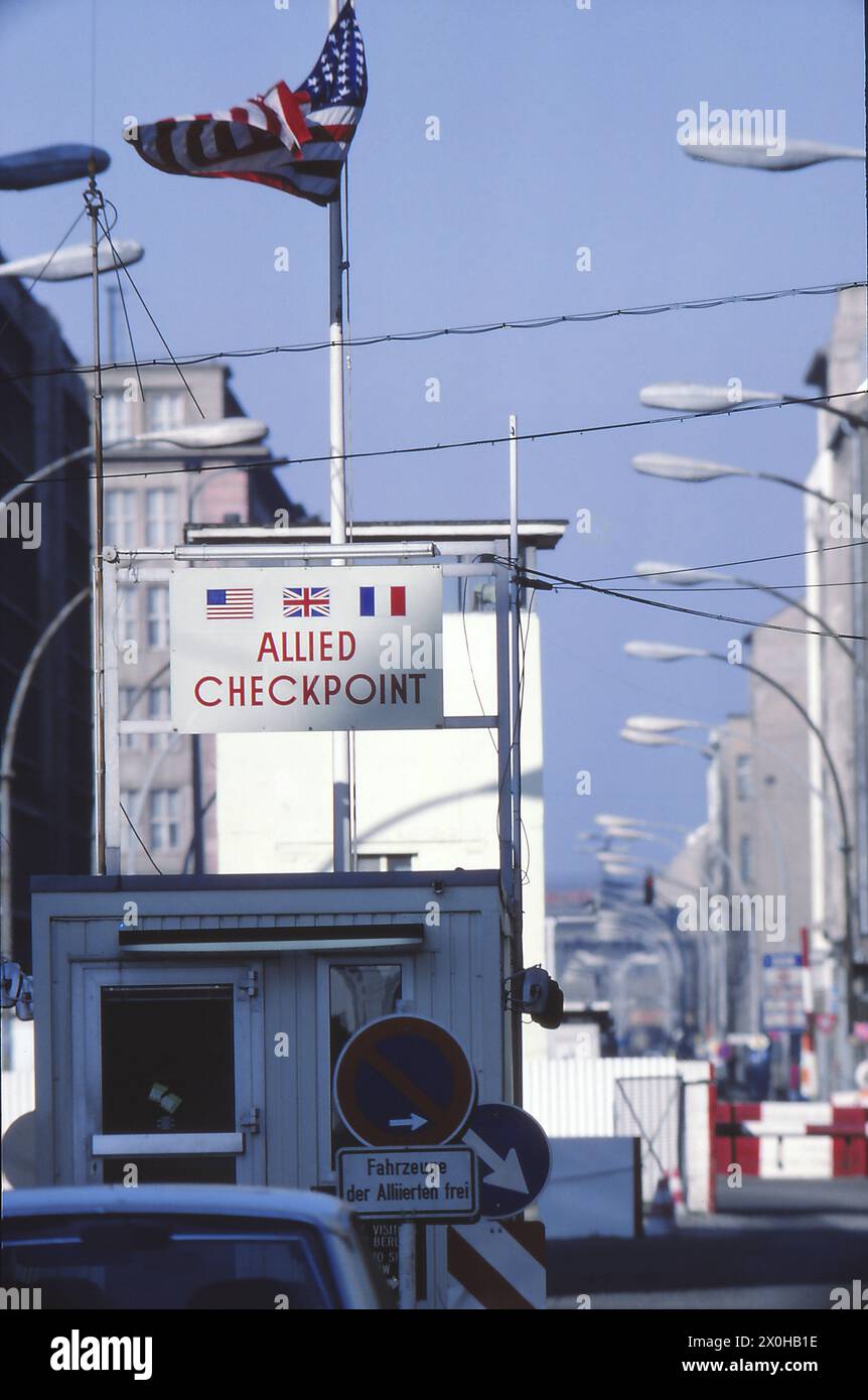 Checkpoint Charlie war wohl der berühmteste Übergangspunkt von West nach Ost-Berlin. Niemand hätte 1984 ahnen können, dass die Hütte auf der West-Berliner Seite in einem Museum enden würde. Stockfoto