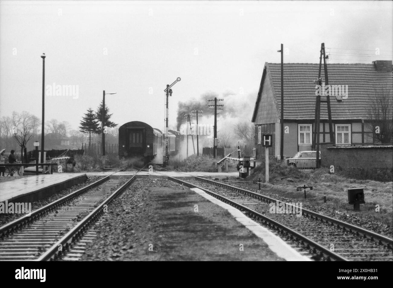 Die 'Pufferkisser' sind froh, dass Dampflokomotiven noch viele Jahre lang einen großen Teil des Eisenbahnverkehrs in der DDR abgewickelt haben. [Automatisierte Übersetzung]“ Stockfoto