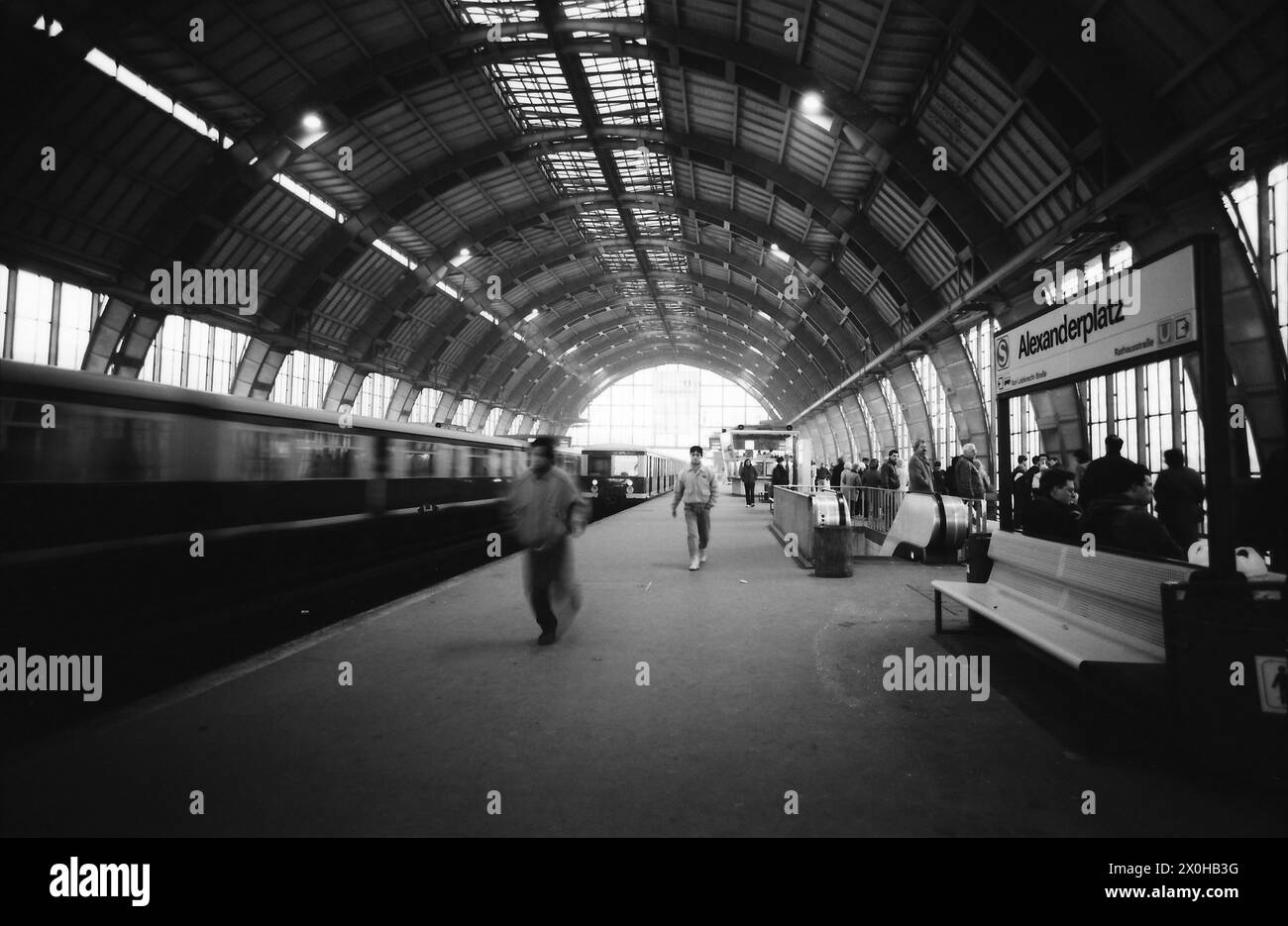 Eine S-Bahn fährt auf dem Hauptgleis durch den Bahnhof Alexanderplatz. Zu Zeiten der DDR wurde dieses Gleis mit einer Stromschiene ausgestattet. Aufgrund der geringen Anzahl von Zonenzügen wurde nur ein Ferngleis benötigt [automatisierte Übersetzung] Stockfoto