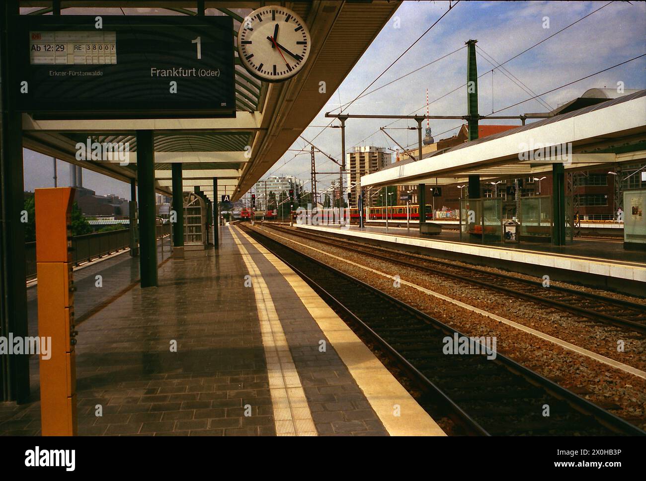 Feier am Ostbahnhof zum 10. Jahr der Schließung der Lücke am Bahnhof Friedrichstraße und Eröffnung der Glasempfangshalle am Ostbahnhof, Panorama-S-Bahn am Ostbahnhof Stockfoto