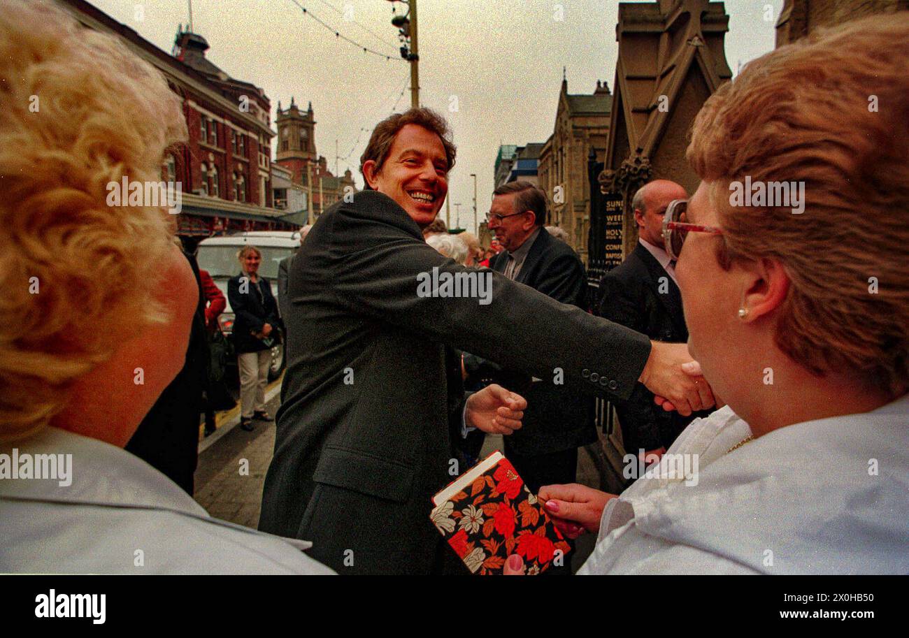 ARBEITSKONFERENZ. BLACKPOOL 1998 FOTO VON BRIAN HARRIS..... 27./9/98 UHR BLAIRE KOMMT ZUM MORGENGOTTESDIENST IN DER SACRED HEART CATHOLIC CHURCH, BLACKPOOL Stockfoto