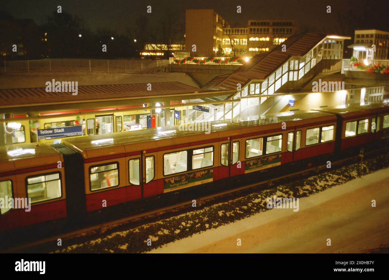 Am 24. Februar 2005 wurde die Strecke über Lichterfelde Süd hinaus bis Teltow Stadt verlängert. Das Bild zeigt den Bahnhof Teltow Stadt bei Nacht. [Automatisierte Übersetzung] Stockfoto