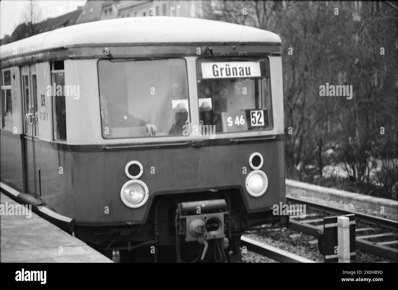 Die Sanierung des S-Bahn-Südrings von Westend nach Neukölln geht wieder online. Der Bahnhof Sonnenallee kommt später, zuerst über den Baumschulenweg nach Grünau, das Bild wurde wahrscheinlich am Bahnhof Baumschulenweg aufgenommen Stockfoto