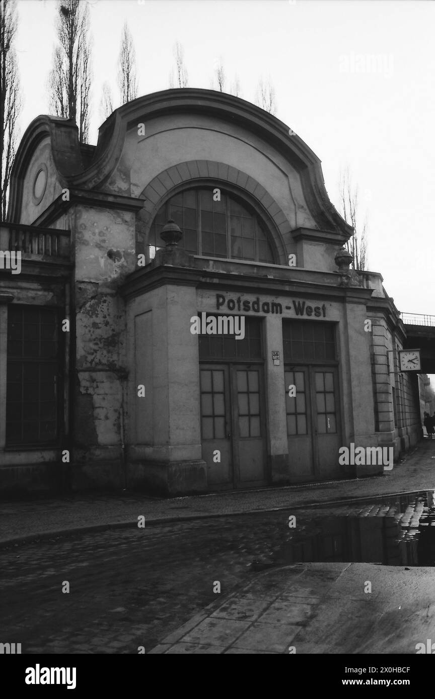 Eintritt zum Bahnhof Potsdam West Ende 1989 und Anfang 1990 [automatisierte Übersetzung] Stockfoto