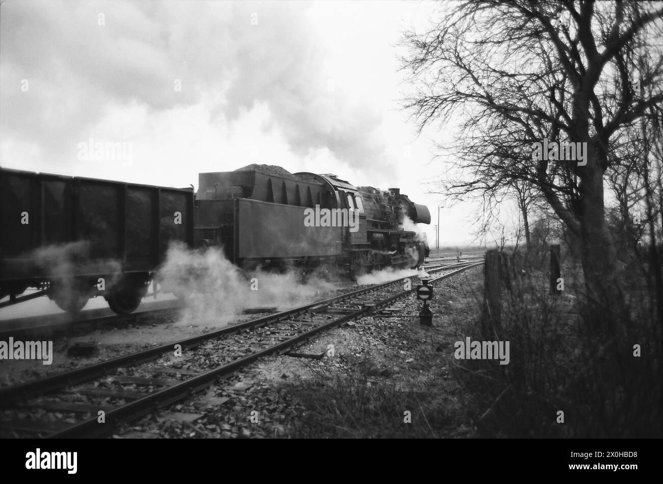Die 'Pufferkisser' sind froh, dass Dampflokomotiven noch viele Jahre lang einen großen Teil des Eisenbahnverkehrs in der DDR abgewickelt haben. [Automatisierte Übersetzung]“ Stockfoto