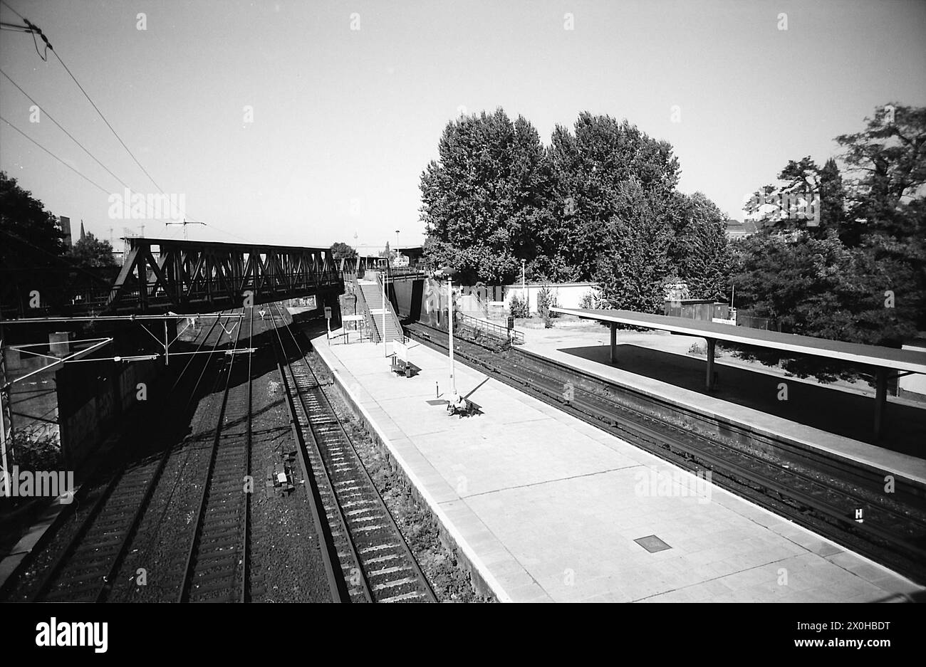 Ostkreuz vor dem Umbau, Blick auf den Bahnsteig A, der die anderen Bahnsteige wie die Ringbahn am anderen Bahnsteig überquert [automatisierte Übersetzung] Stockfoto