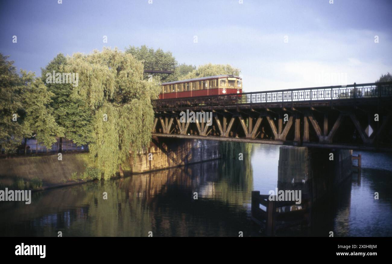 Es handelt sich vermutlich um die Spreebrücke zwischen Bellevue und Lehrter Stadtbahnhof Stockfoto