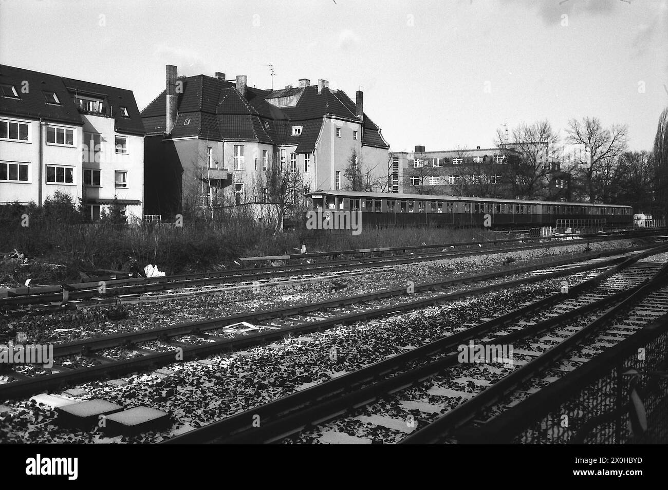 In einer Tour de Force stellte die BVG die Wannseebahn im Winter 84-85 wieder in den Personenverkehr und eröffnete sie am 1. Februar 85 wieder. [Automatisierte Übersetzung] Stockfoto