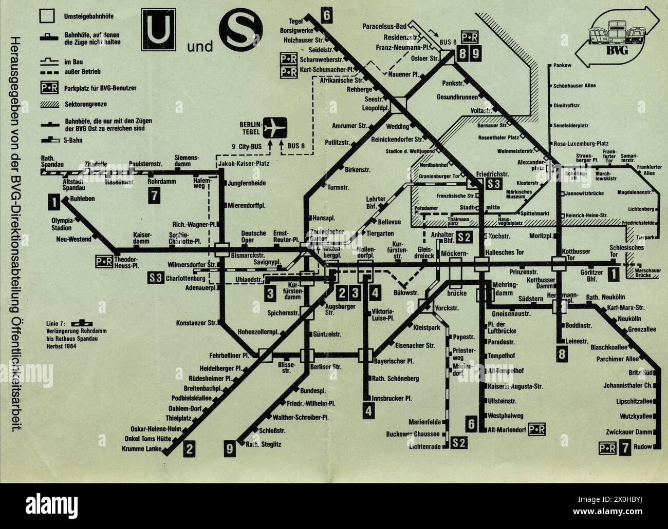 Nach nur wenigen Monaten Verhandlungen Ende 1983 übernimmt die West-Berliner BVG die S-Bahn von der DR in der Nacht von 8.1.84 auf 9,1.84, zunächst werden nur 2 abgeschnittene Linien des Netzes auf dem Bild betrieben (ein Flyer) zeigt das BVG-Netzwerk-Spider auf 9,1.84. Sie sehen die stillgelegte U-Bahn-Linie Nollendorfplatz Gleisdreieck, die durch den Bau der Berliner Mauer entstanden ist, sowie die Geisterstationen der beiden West-Berliner U-Bahn-Linien, die Ostberlin ohne Halt unterqueren (mit Ausnahme der Friedrichstraße). Die S-Bahn in Ost-Berlin wird nicht gezeigt. Aber die beiden Stockfoto