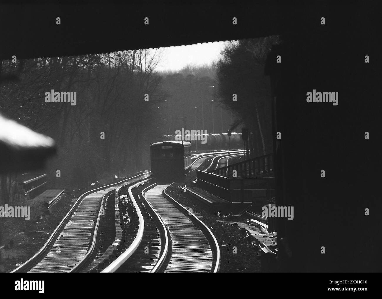 In einer Tour de Force setzte die BVG die Wannseebahn im Winter 84–85 wieder in den Personenverkehr ein. [Automatisierte Übersetzung] Stockfoto