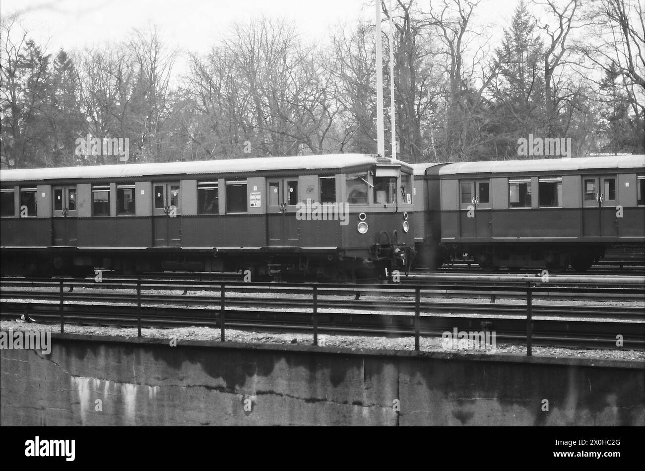 Die BVG betreibt seit dem 9. Januar 1984 das West-Berliner S-Bahn-Netz, zunächst nur auf zwei Stichstrecken. Die Züge werden im Betriebshof Wannsee gewartet. Das Bild zeigt einen Zug, der bereits in BVG umbenannt wurde. [Automatisierte Übersetzung] Stockfoto