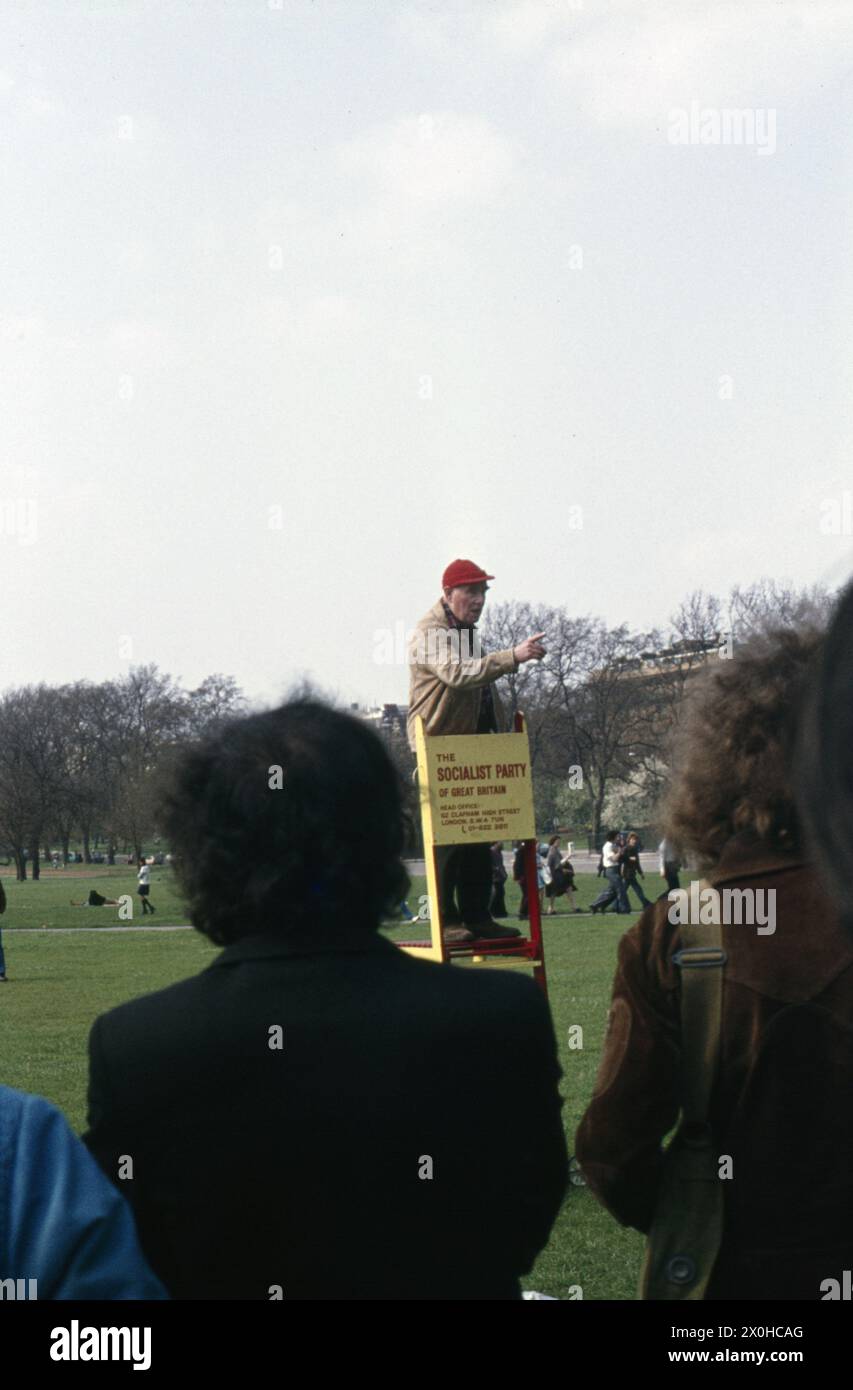 Ein Mann hält eine Rede im Hyde Park. [Automatisierte Übersetzung] Stockfoto