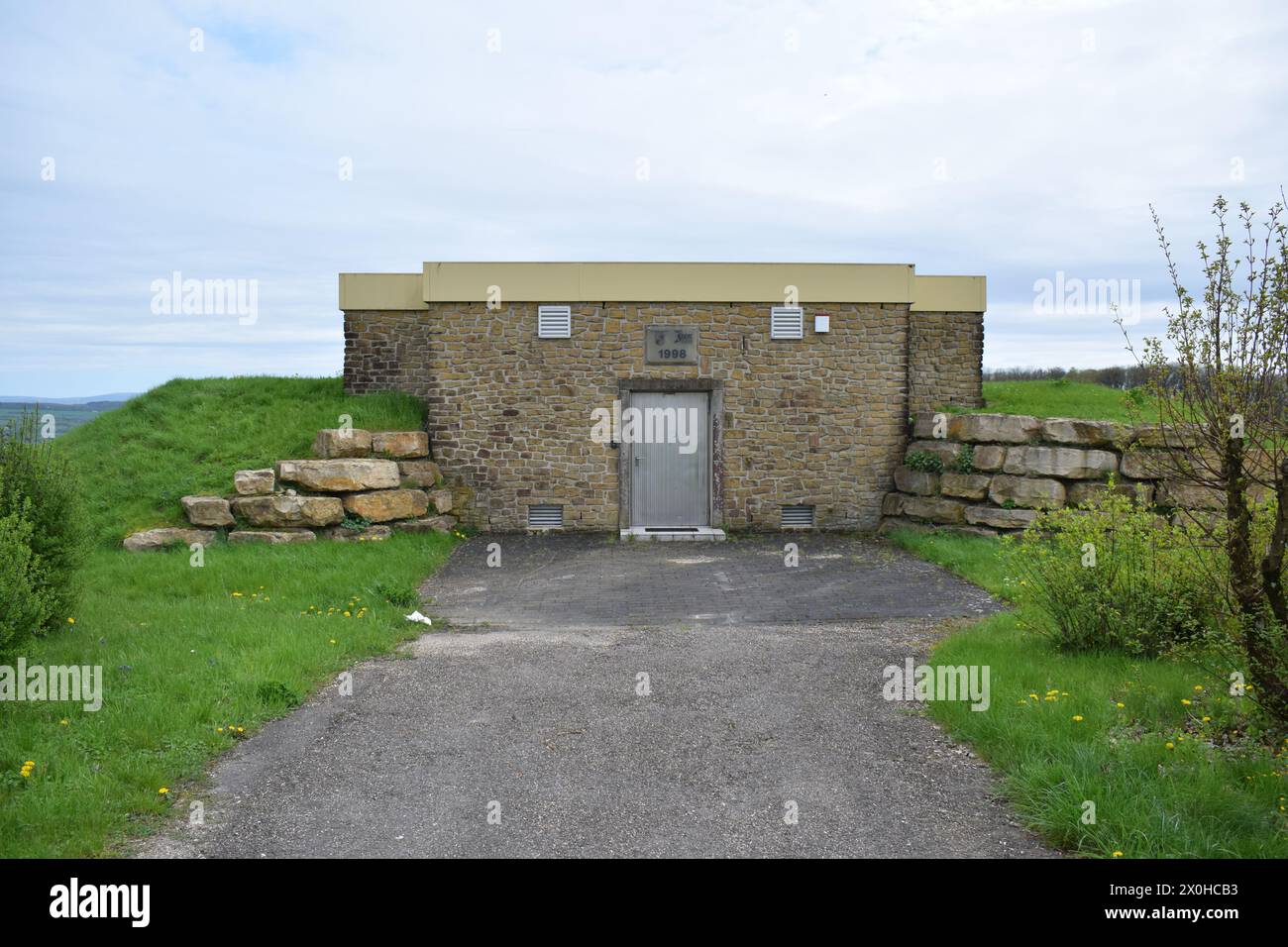 Wasserversorgungsanlage mit Steinwänden Stockfoto