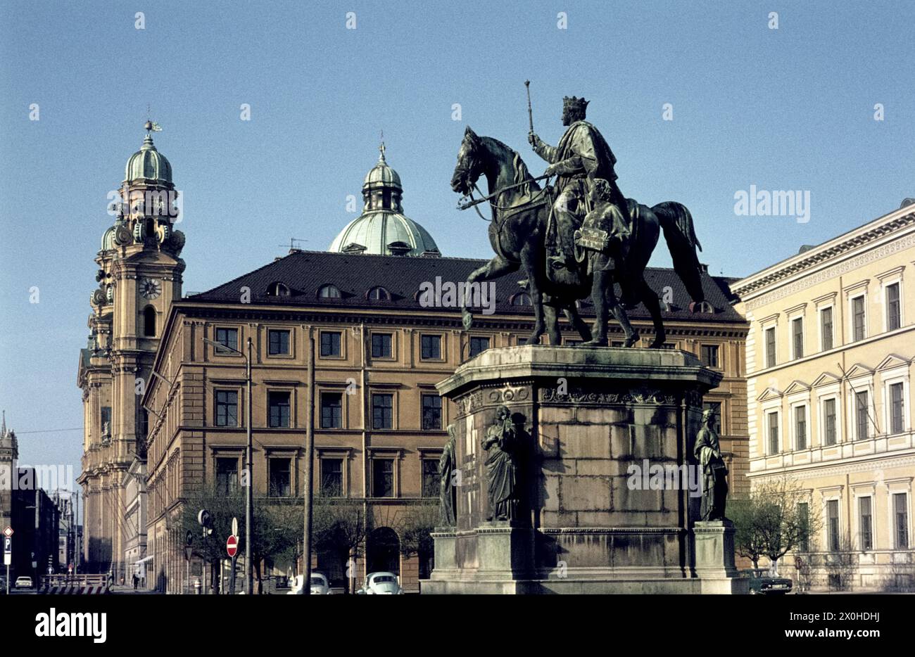 Das Reiterstandbild von Ludwig I. von Bayern, im Hintergrund die Theatinenkirche. [Automatisierte Übersetzung] Stockfoto