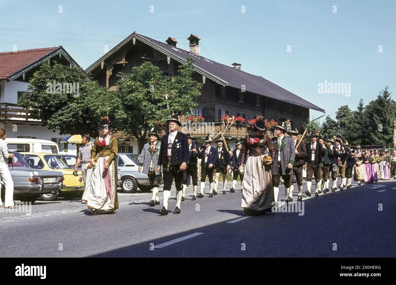 Trachtenumzug bei Maria Himmelfahrt auf den Straßen von Kochel am See. Undatierte Aufnahme, ca. 1975. [Automatisierte Übersetzung] Stockfoto