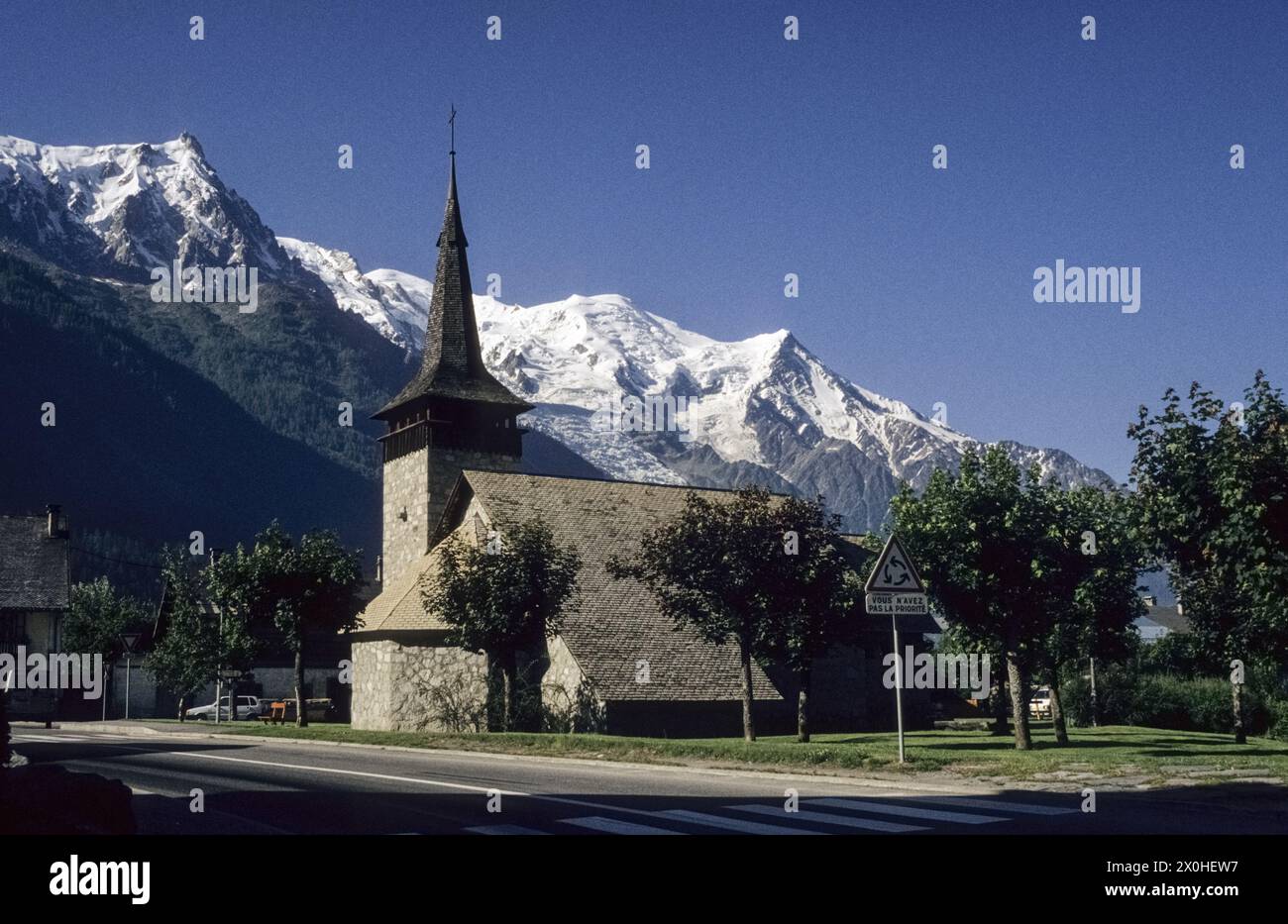 Die Kirche mit dem Mont Blanc-Massiv. [Automatisierte Übersetzung] Stockfoto